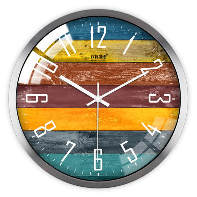 Bunte Wanduhr im Holzplanken-Design