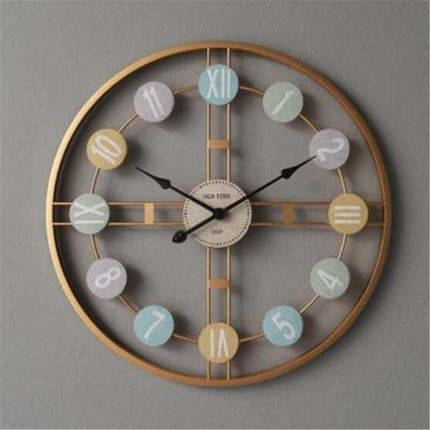 Runde Steampunk Wanduhr mit bunten Ziffern