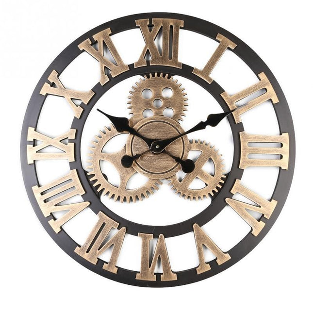 Große Wanduhr mit sichtbaren Zahnrädern