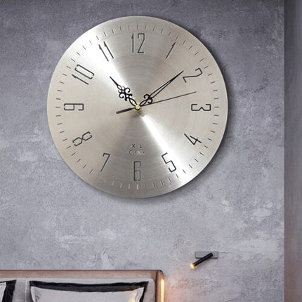 Designer Wanduhr aus Metall schlicht