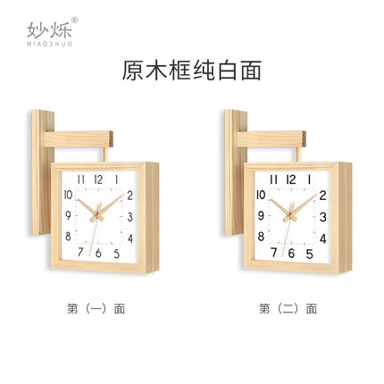 Quadratische Wanduhr aus hellem Holz