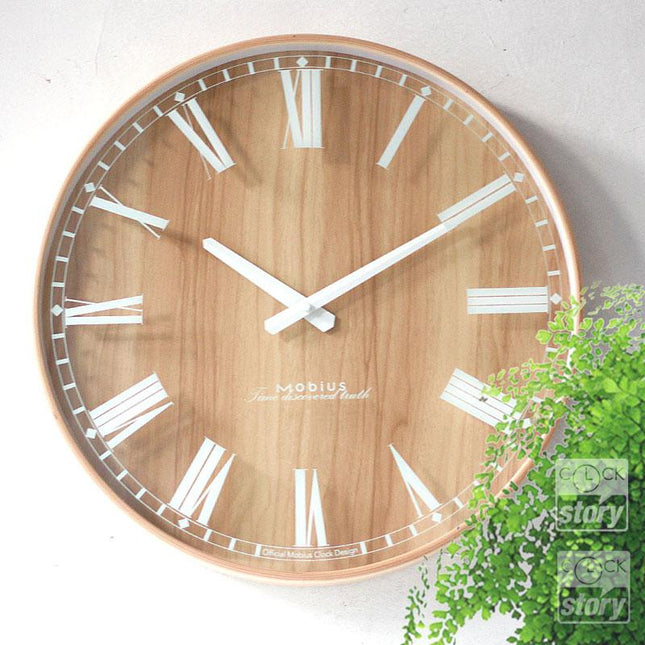 Minimalistische Wanduhr in heller Holzoptik