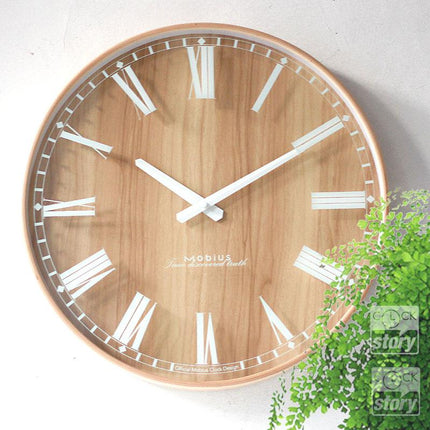 Minimalistische Wanduhr in heller Holzoptik