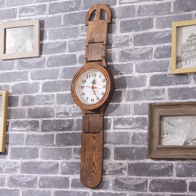 Design Wanduhr als Riesen-Armbanduhr Holz