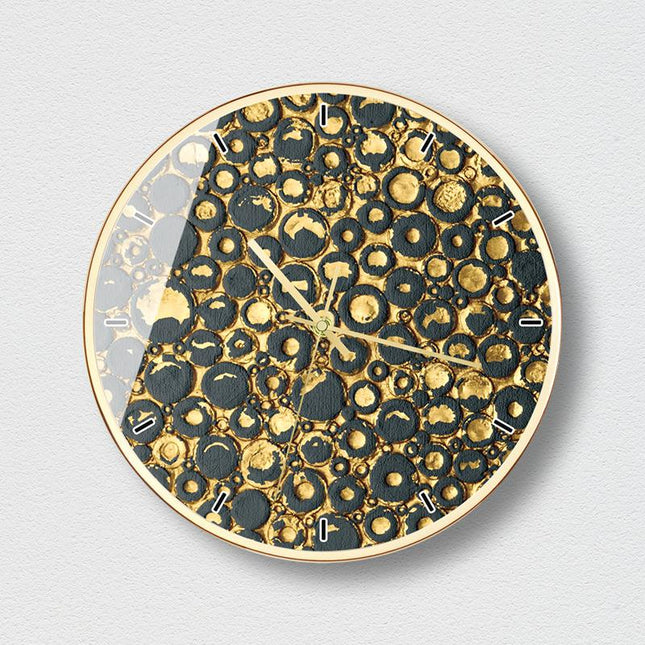 Elegante Wanduhr mit goldenem Wabendesign