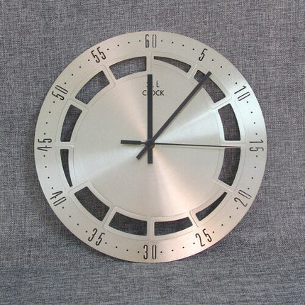 Designer Wanduhr aus Metall schlicht