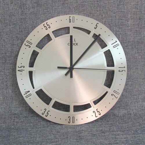 Designer Wanduhr aus Metall schlicht