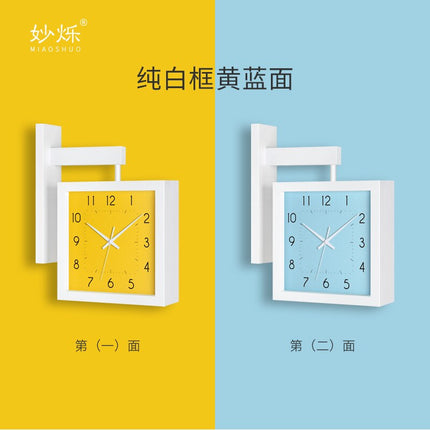 Quadratische Wanduhr aus hellem Holz