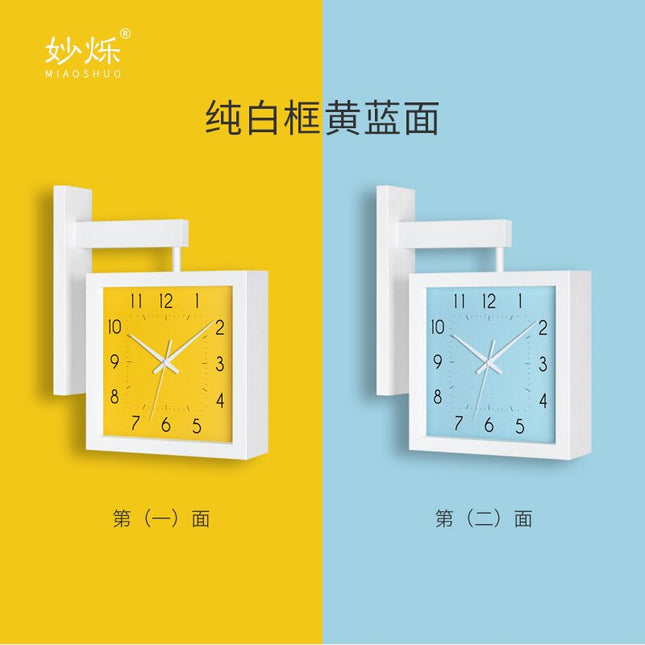 Quadratische Wanduhr aus hellem Holz