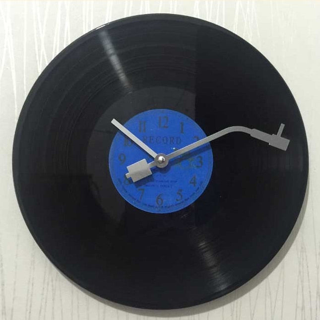 Schallplattenuhr im Plattenspieler Retro Design