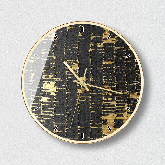 Elegante Wanduhr mit goldenem Wabendesign