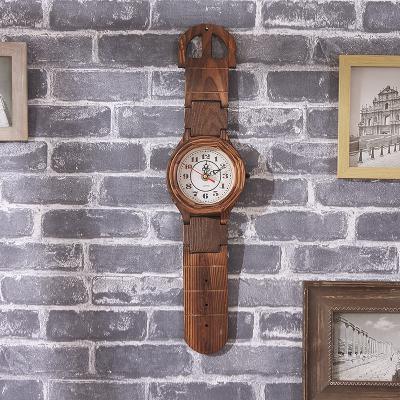 Design Wanduhr als Riesen-Armbanduhr Holz