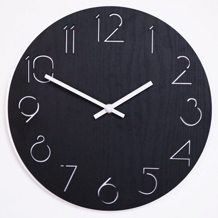 Schwarze Wanduhr Holz mit ausgeschnittenen Zahlen