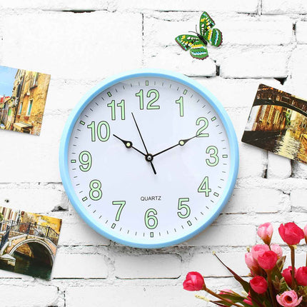 Rosa Wanduhr mit nachleuchtenden Ziffern