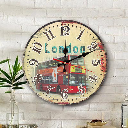 Originelle Wanduhr mit niedlichen Eulen