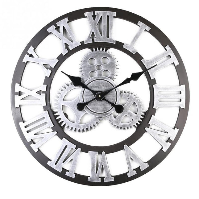 Große Wanduhr mit sichtbaren Zahnrädern
