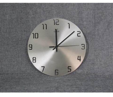 Designer Wanduhr aus Metall schlicht