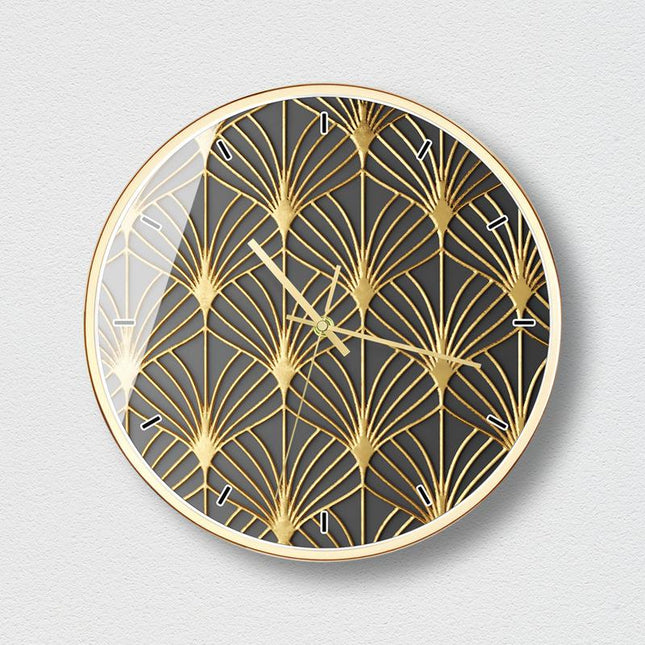 Elegante Wanduhr mit goldenem Wabendesign