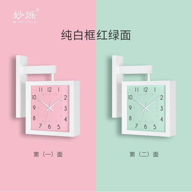 Quadratische Wanduhr aus hellem Holz