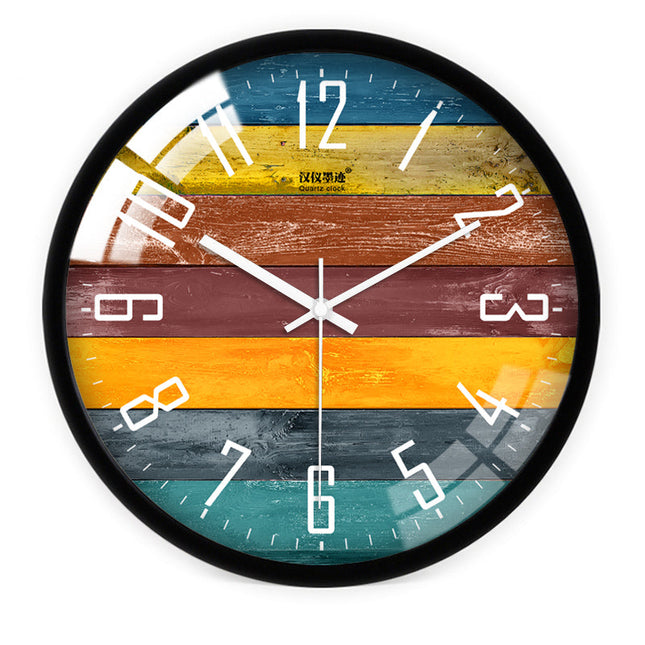 Bunte Wanduhr im Holzplanken-Design