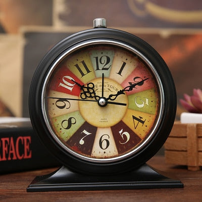 Klassische Tischuhr mit Eiffelturm-Motiv