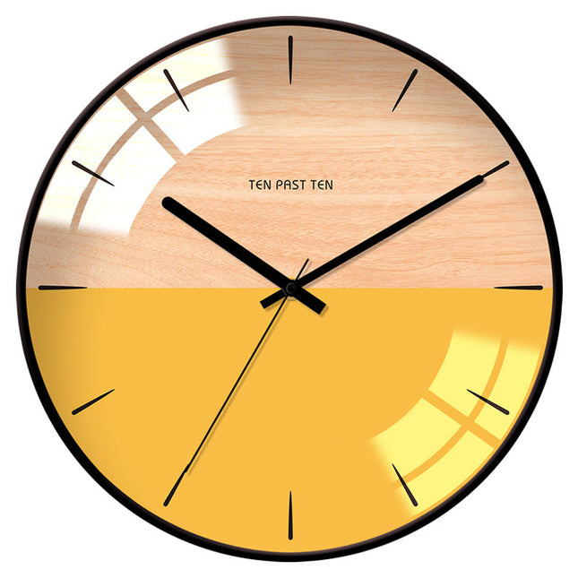 Gewölbte Wanduhr im nordischen Stil