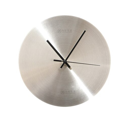 Designer Wanduhr aus Metall schlicht