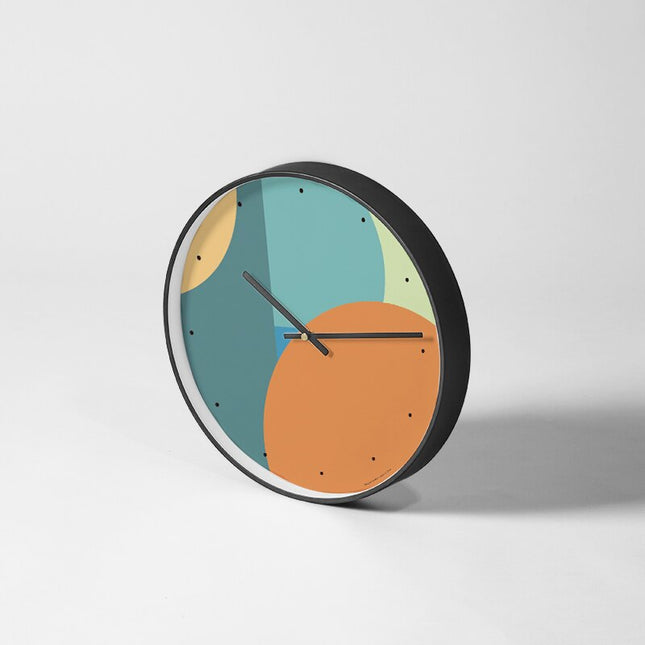 Moderne Wanduhr mit bunten Farbklecksen