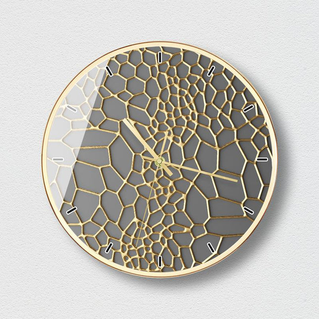 Elegante Wanduhr mit goldenem Wabendesign