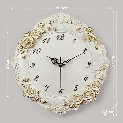 Barocke Wanduhr mit filigranen Rosen