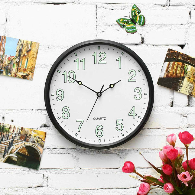 Rosa Wanduhr mit nachleuchtenden Ziffern