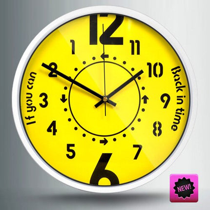 Rückwärts laufende Design-Wanduhr modern