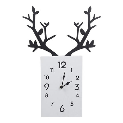 Moderne Wanduhr mit Geweih Design
