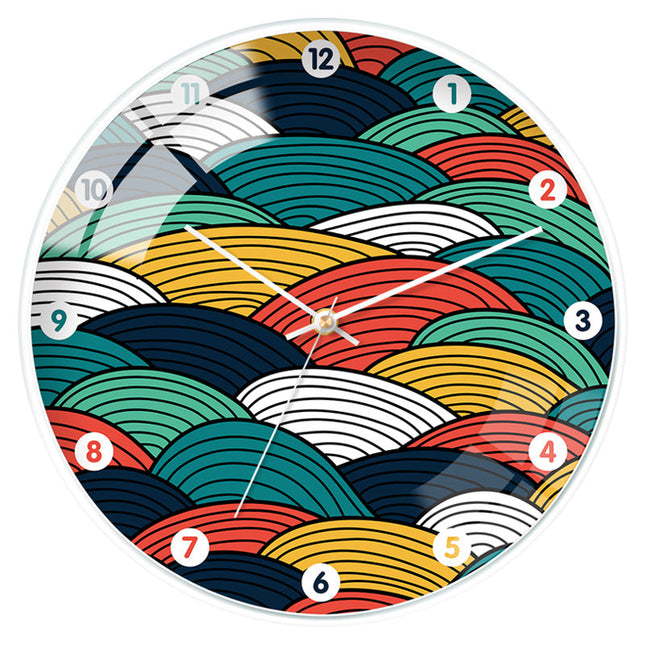 Gewölbte Wanduhr im nordischen Stil