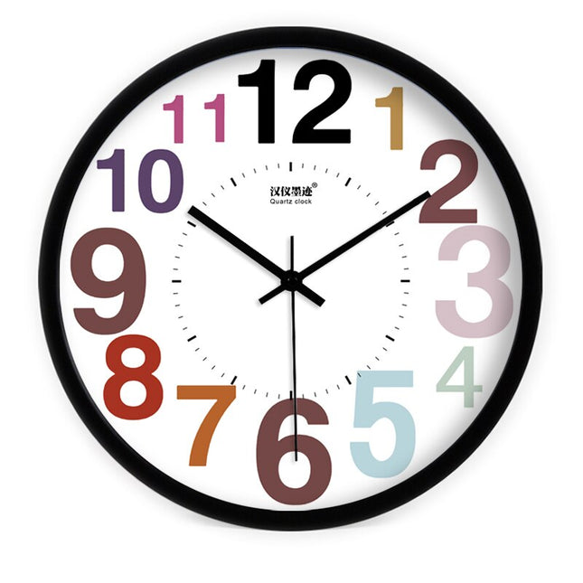 Bunte Wanduhr im Holzplanken-Design