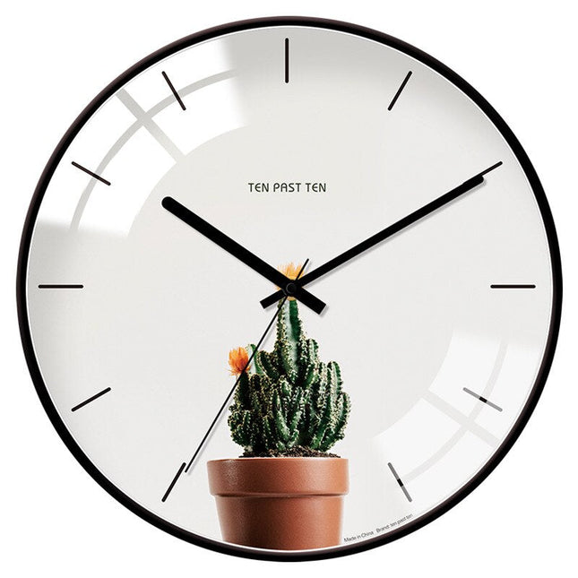 Gewölbte Wanduhr im nordischen Stil