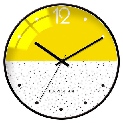 Gewölbte Wanduhr im nordischen Stil