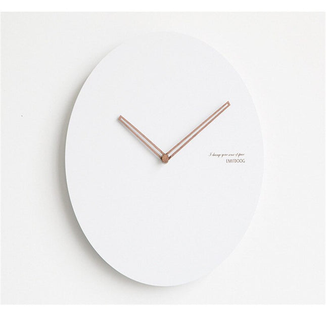 Minimalistische skandinavische Wanduhr leise