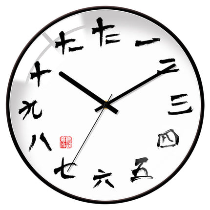 Gewölbte Wanduhr im nordischen Stil