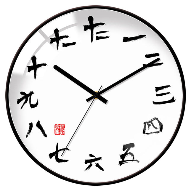 Gewölbte Wanduhr im nordischen Stil