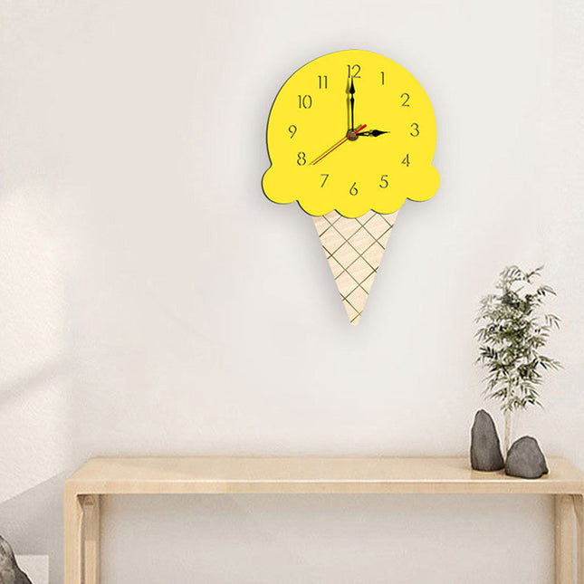 Wanduhr für Kinderzimmer im Eistüten-Design
