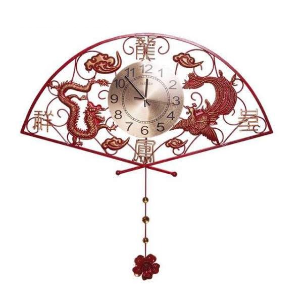 Asiatische Wanduhr mit Drachen und Pendel