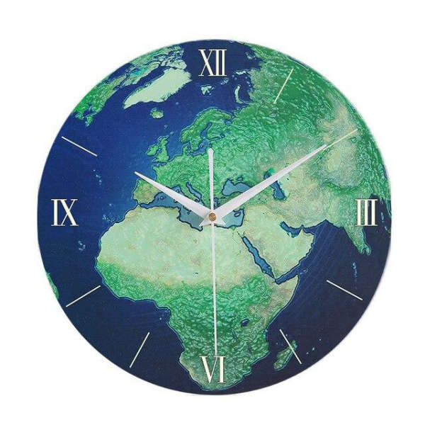 Wanduhr im Design der Weltkarte
