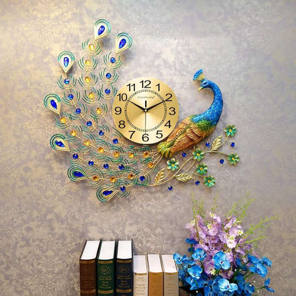 Dekorative Wanduhr mit großem Pfau