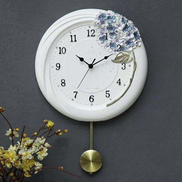 Elegante Pendeluhr mit floralem Design