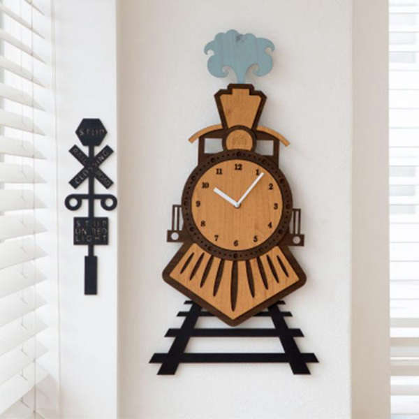Wanduhr aus Holz Zug Design