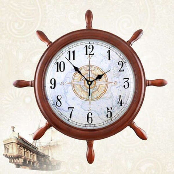 Maritime Wanduhr in Steuerrad-Form