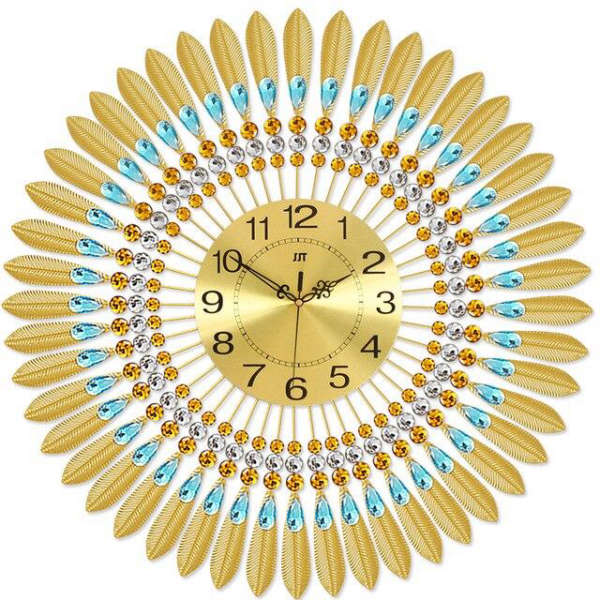 Goldene Wanduhr mit blauen Schmucksteinen