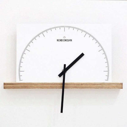 Moderne Wanduhr in Halbkreis-Form