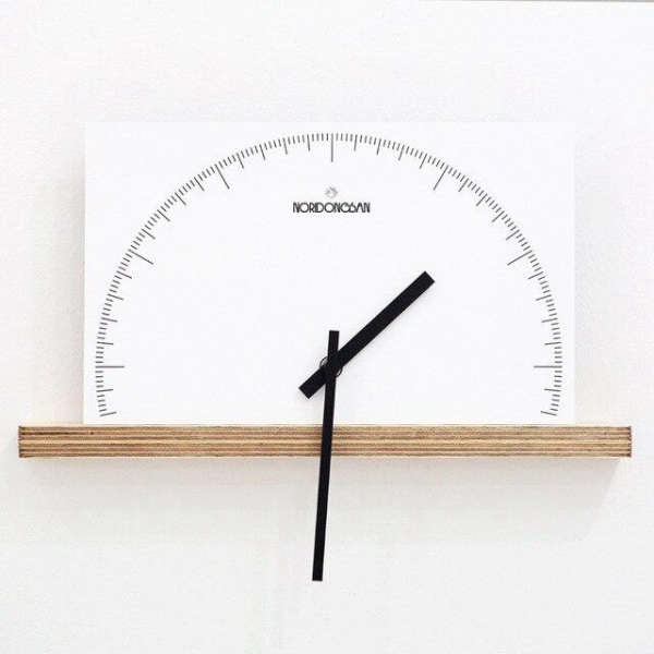 Moderne Wanduhr in Halbkreis-Form